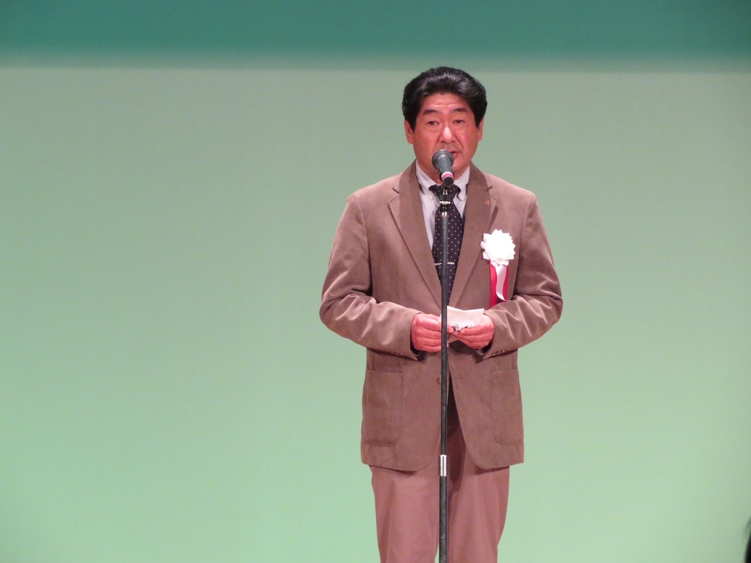 EB1C8BD5-9B2B-48D7-BDEF-99B7352E70EA